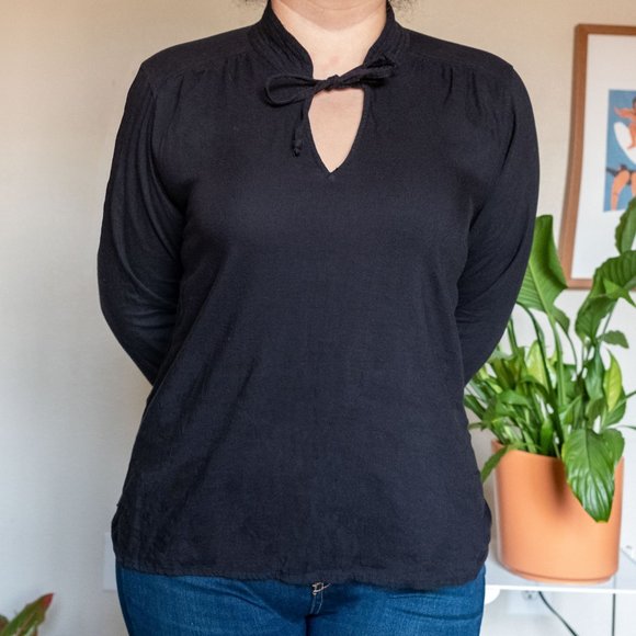 Super cute tie-front, collared blouse. - Picture 4 of 4